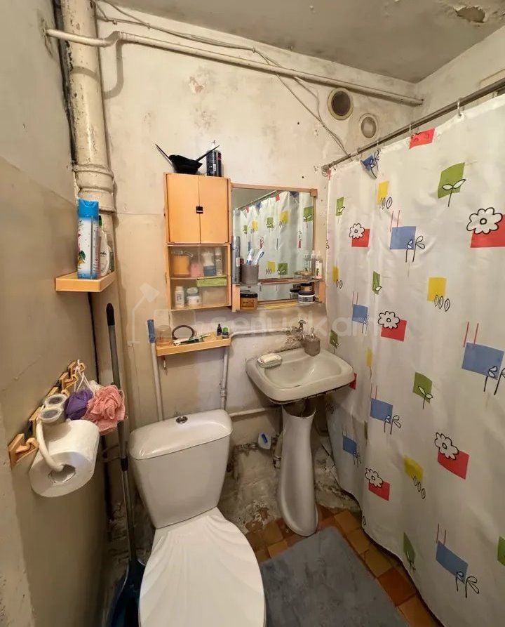 1 Սենյականոց Բնակարան Քարե Շենքում, 31քմ, 5/5 հարկ, Նորմալ Վիճակում