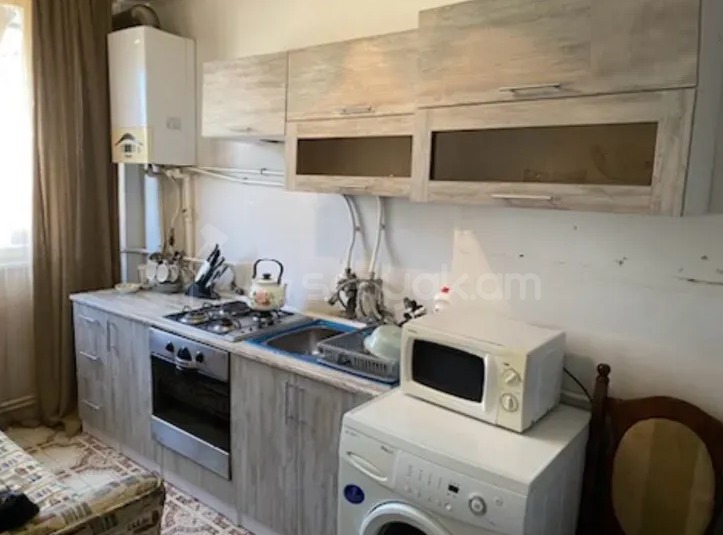 3 Սենյականոց Բնակարան Քարե Շենքում, 63քմ, 2/5 հարկ, Նորմալ Վիճակում