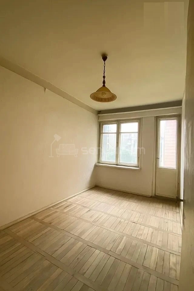 3 Սենյականոց Բնակարան Քարե Շենքում, 67քմ, 3/5 հարկ, Պետական Վիճակում