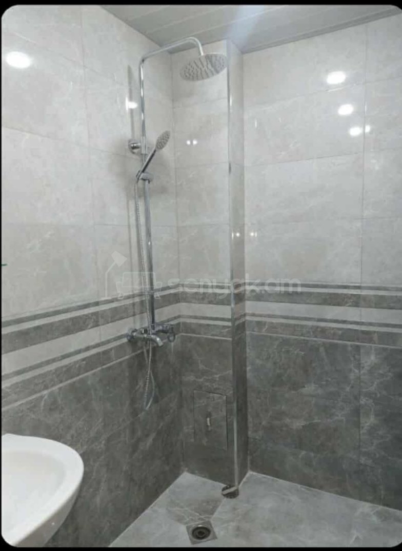 3 Սենյականոց Բնակարան Քարե Շենքում, 80քմ, 3/5 հարկ, Նորմալ Վիճակում, Կահավորված