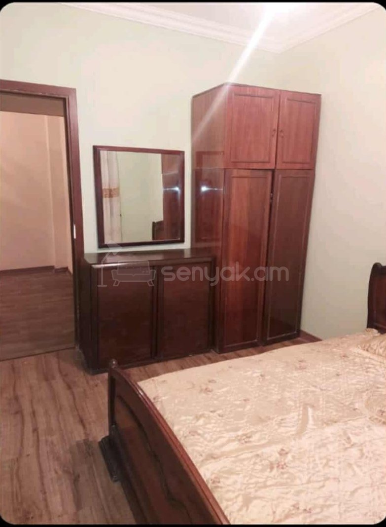 3 Սենյականոց Բնակարան Քարե Շենքում, 80քմ, 3/5 հարկ, Նորմալ Վիճակում, Կահավորված