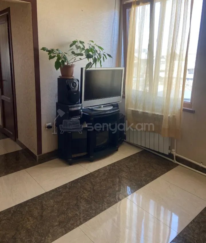 3 Սենյականոց Բնակարան Քարե Շենքում, 77քմ, 2/2 հարկ, Նորմալ Վիճակում, Կահավորված