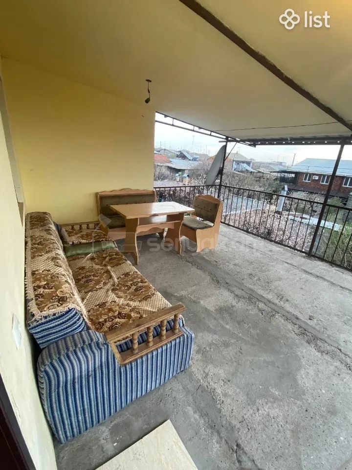 3 Սենյականոց Բնակարան Քարե Շենքում, 77քմ, 2/2 հարկ, Նորմալ Վիճակում, Կահավորված