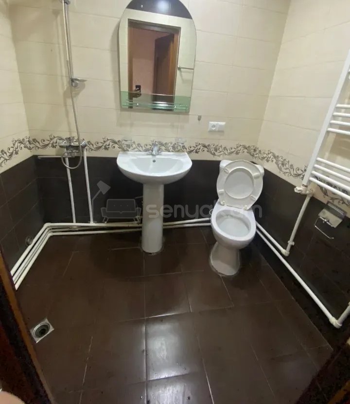 3 Սենյականոց Բնակարան Քարե Շենքում, 77քմ, 2/2 հարկ, Նորմալ Վիճակում, Կահավորված