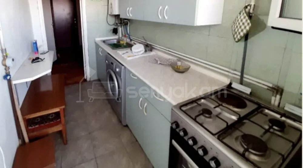 1 Սենյականոց Բնակարան Քարե Շենքում, 32քմ, 1/1 հարկ, Նորմալ Վիճակում, Կահավորված