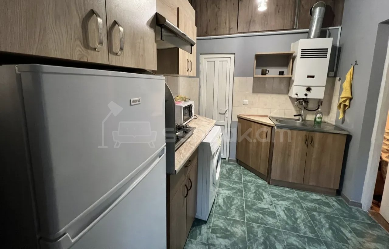 1 Սենյականոց Բնակարան Քարե Շենքում, 40քմ, 1/1 հարկ, Կապիտալ Վերանորոգված, Կահավորված