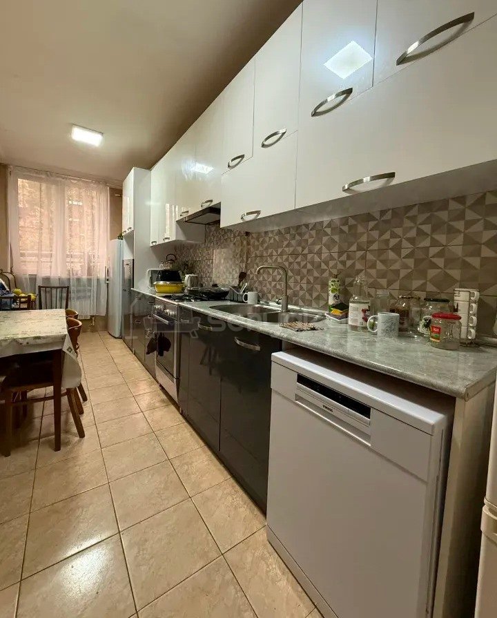 3 Սենյականոց Բնակարան, 92քմ, 2/8 հարկ, Նորմալ Վիճակում