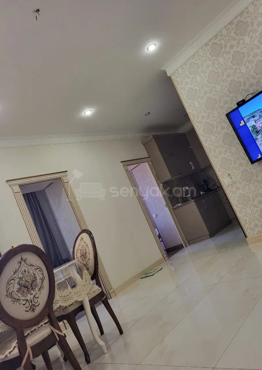 4 Սենյականոց Բնակարան Քարե Շենքում, 72քմ, 5/6 հարկ, Դիզայներական Վերանորոգված