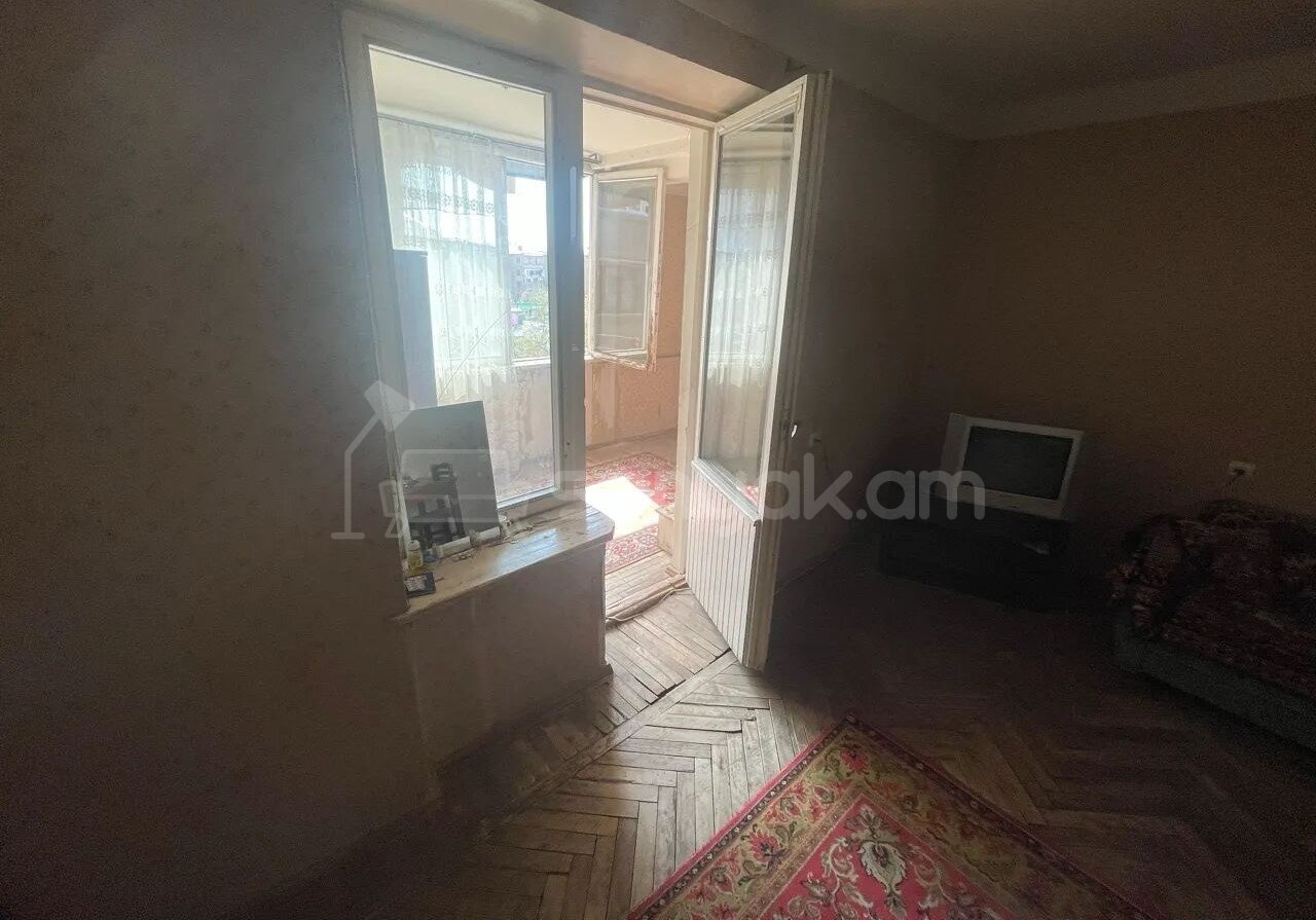 2 Սենյականոց Բնակարան Քարե Շենքում, 48քմ, 4/5 հարկ, Պետական Վիճակում