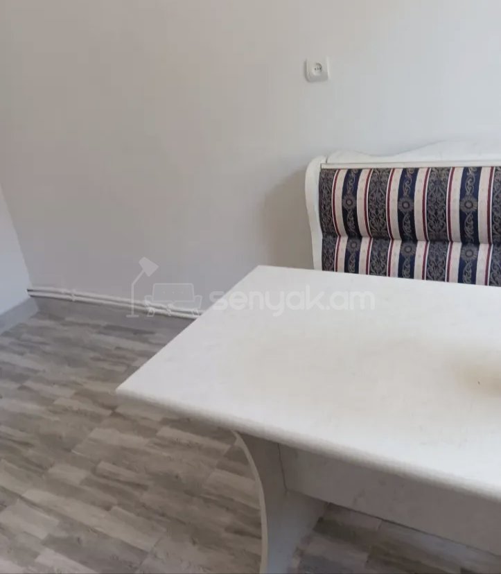 3 Սենյականոց Բնակարան Քարե Շենքում, 58քմ, 1/1 հարկ, Նորմալ Վիճակում, Կահավորված