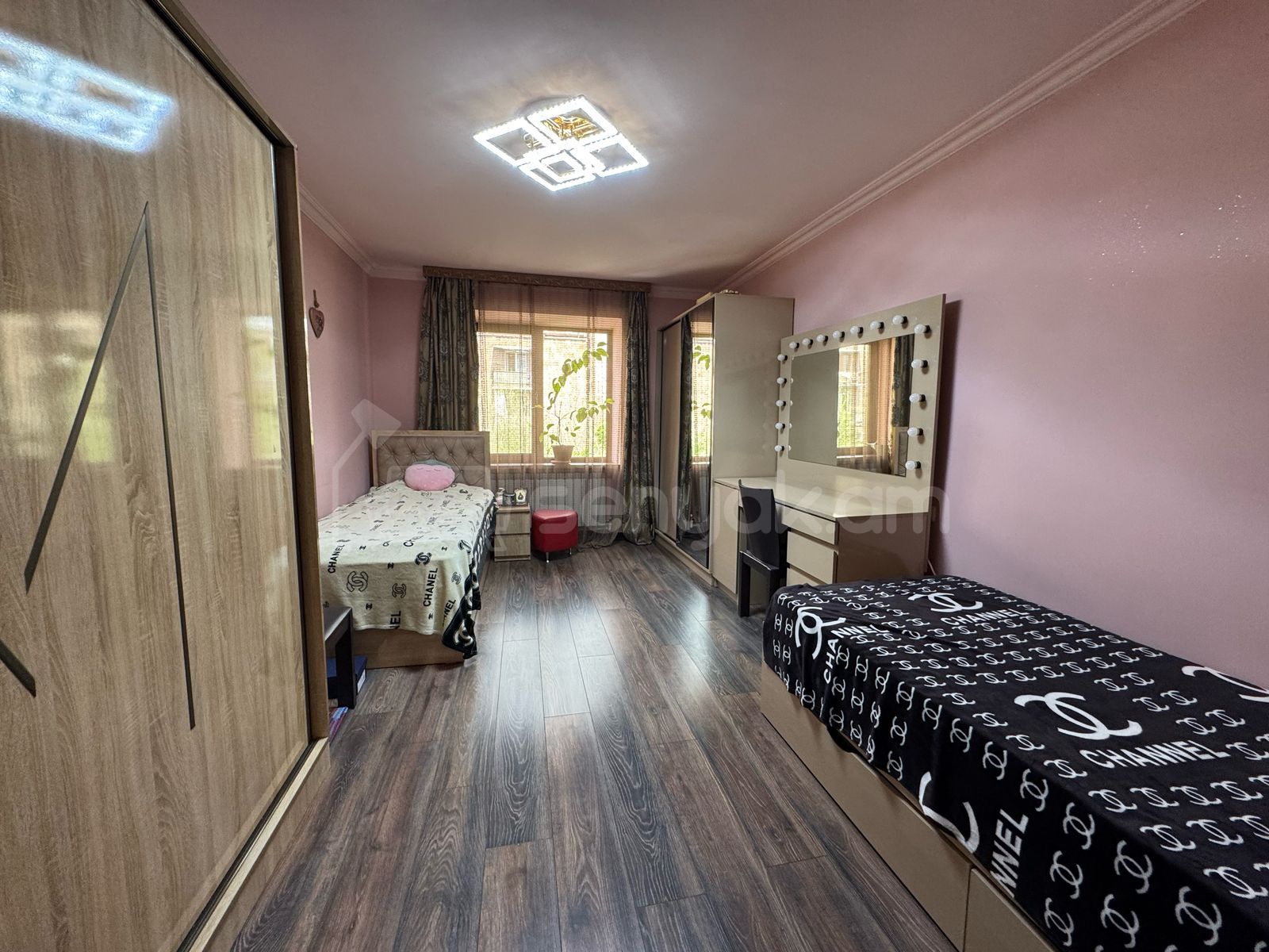 3 Սենյականոց Բնակարան Քարե Շենքում, 74քմ, 4/5 հարկ, Կապիտալ Վերանորոգված