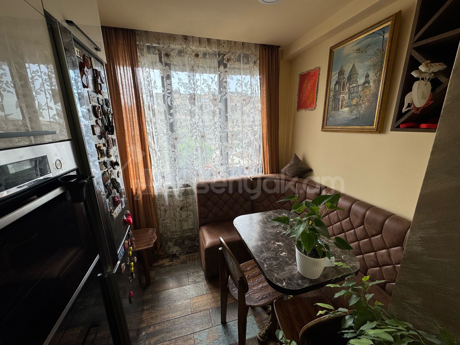 3 Սենյականոց Բնակարան Քարե Շենքում, 74քմ, 4/5 հարկ, Կապիտալ Վերանորոգված