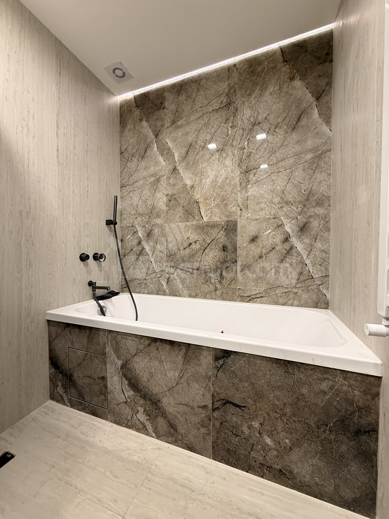 3 Սենյականոց Բնակարան Քարե Շենքում, 82քմ, 5/5 հարկ, Կապիտալ Վերանորոգված