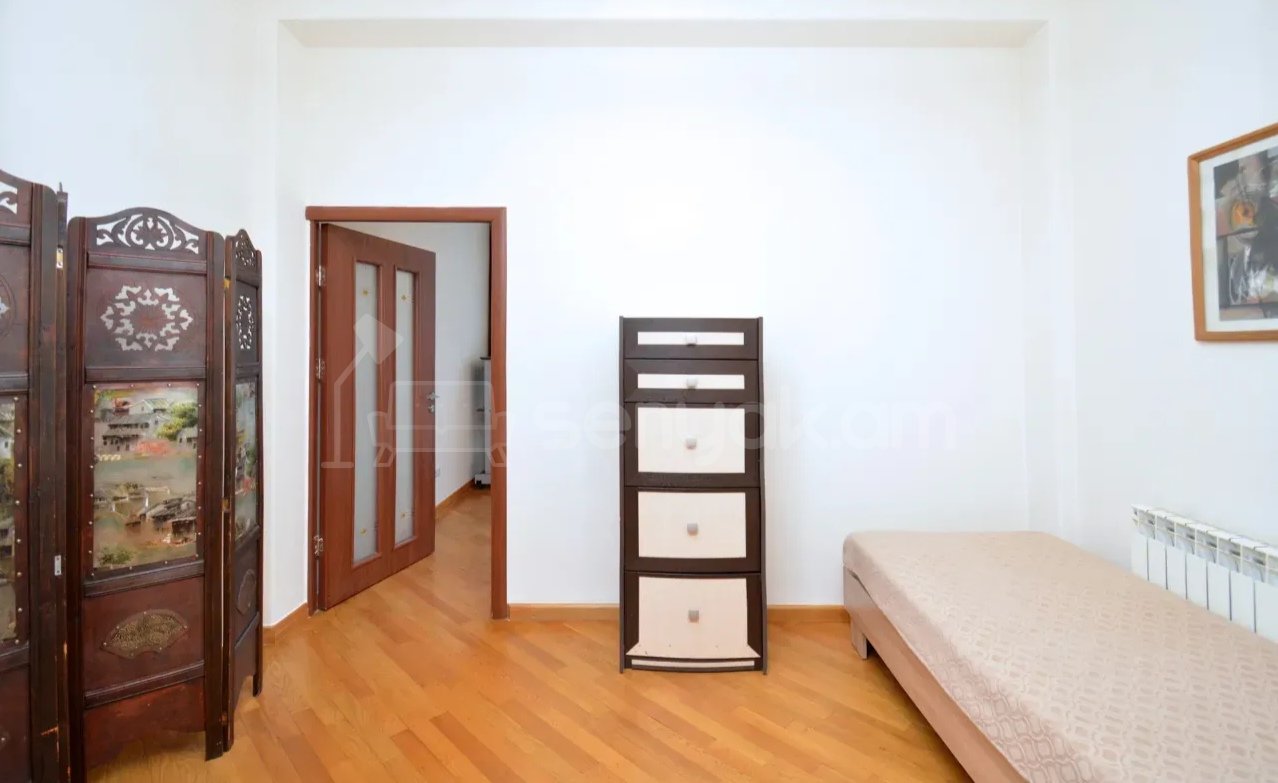 3 Սենյականոց Բնակարան Քարե Շենքում, 80քմ, 4/5 հարկ, Դիզայներական Վերանորոգված, Կահավորված