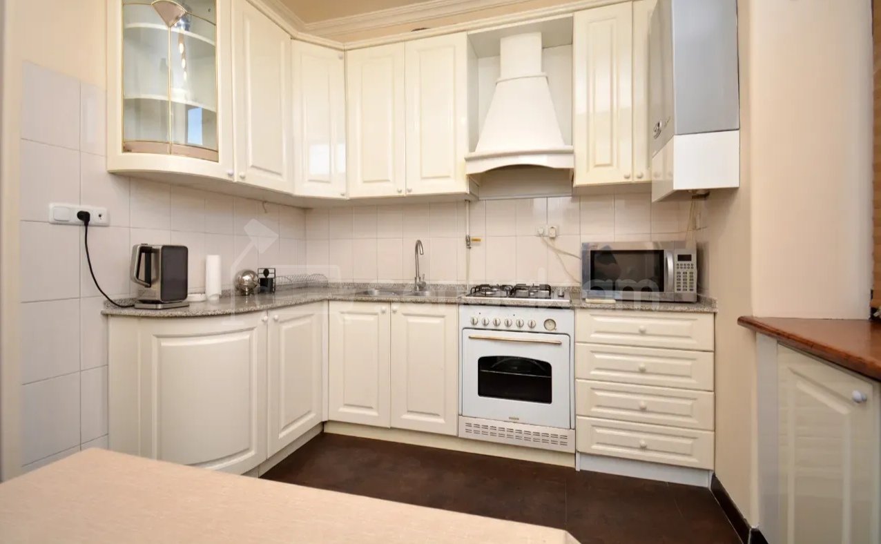 3 Սենյականոց Բնակարան Քարե Շենքում, 80քմ, 4/5 հարկ, Դիզայներական Վերանորոգված, Կահավորված