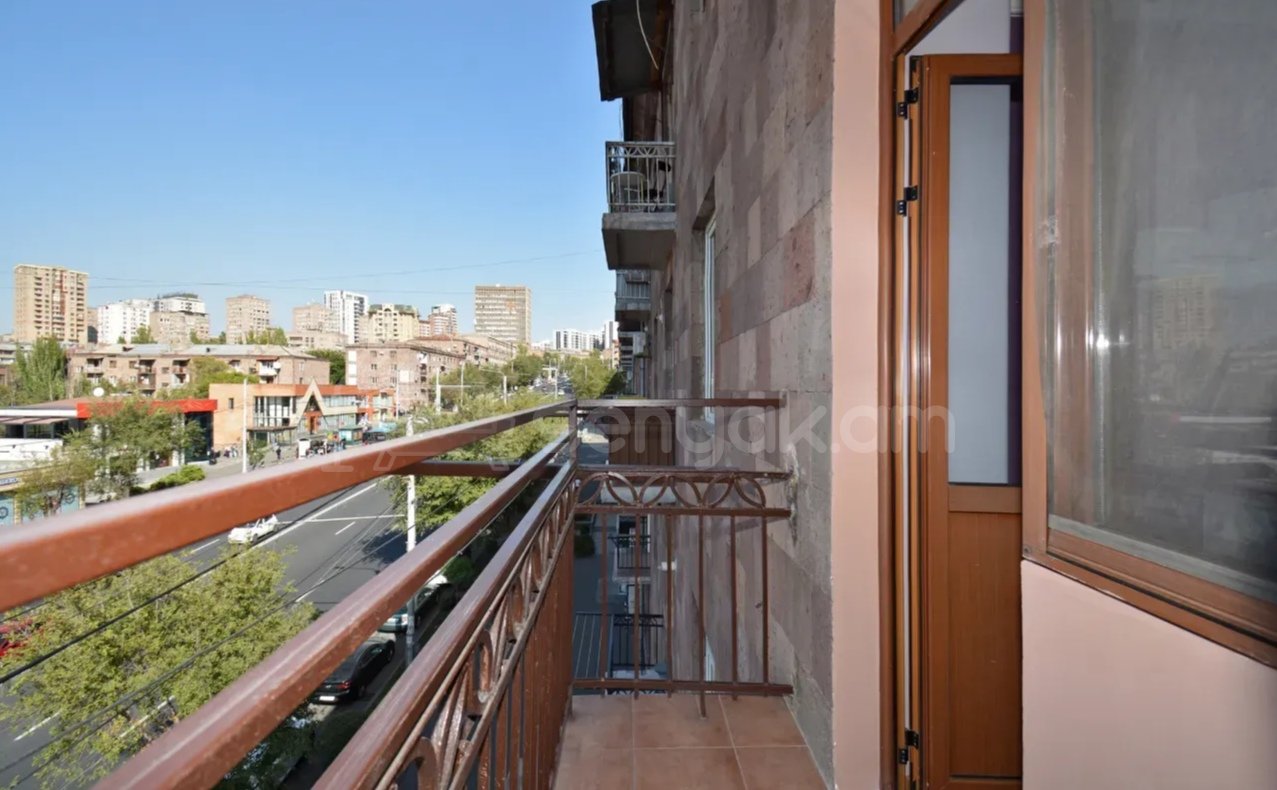 3 Սենյականոց Բնակարան Քարե Շենքում, 80քմ, 4/5 հարկ, Դիզայներական Վերանորոգված, Կահավորված