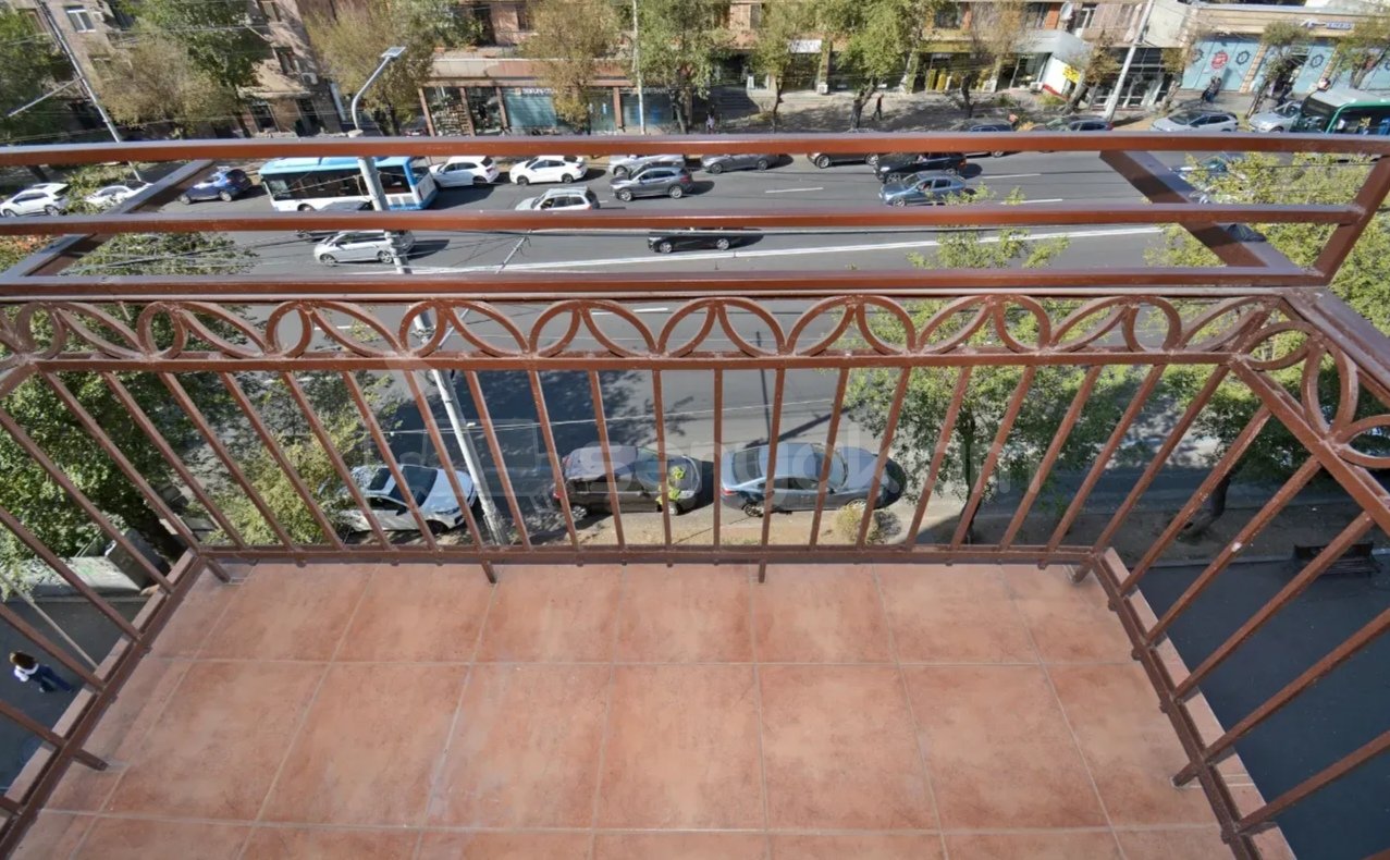 3 Սենյականոց Բնակարան Քարե Շենքում, 80քմ, 4/5 հարկ, Դիզայներական Վերանորոգված, Կահավորված