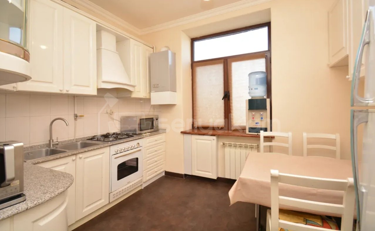 3 Սենյականոց Բնակարան Քարե Շենքում, 80քմ, 4/5 հարկ, Դիզայներական Վերանորոգված, Կահավորված