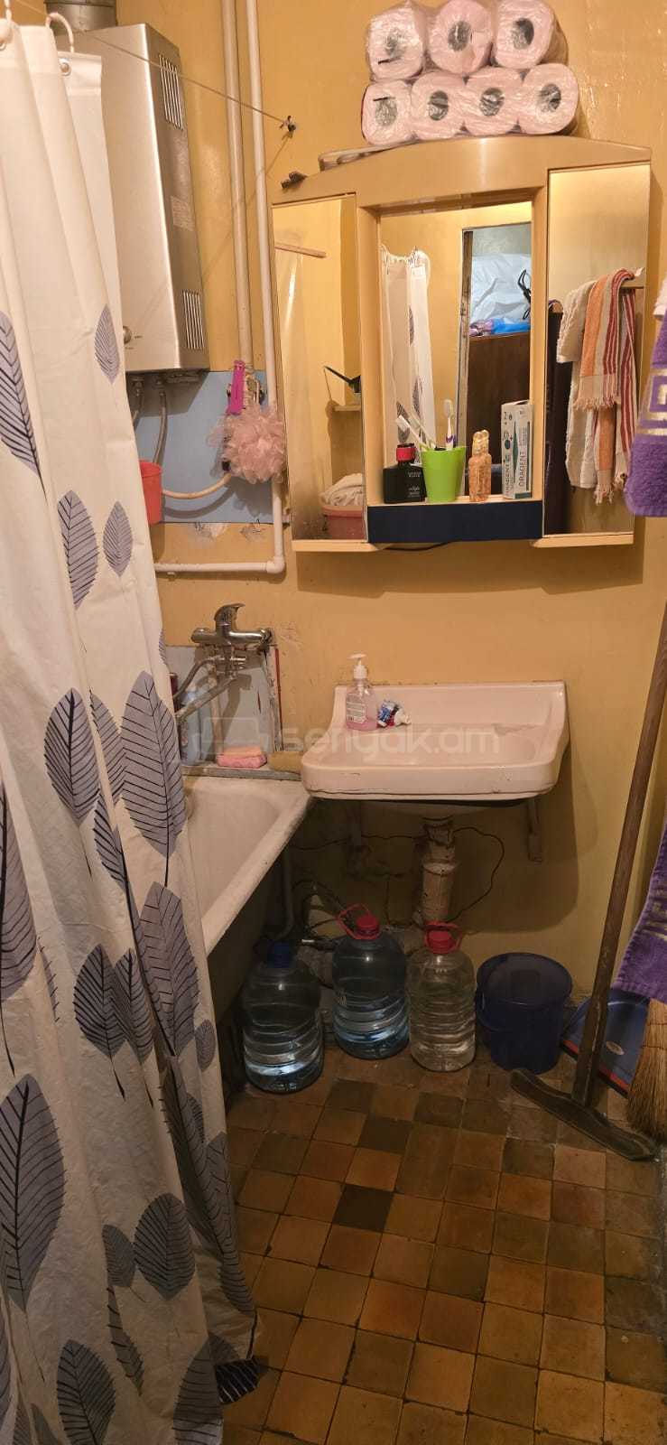 1 Սենյականոց Բնակարան Քարե Շենքում, 48քմ, 4/5 հարկ, Պետական Վիճակում