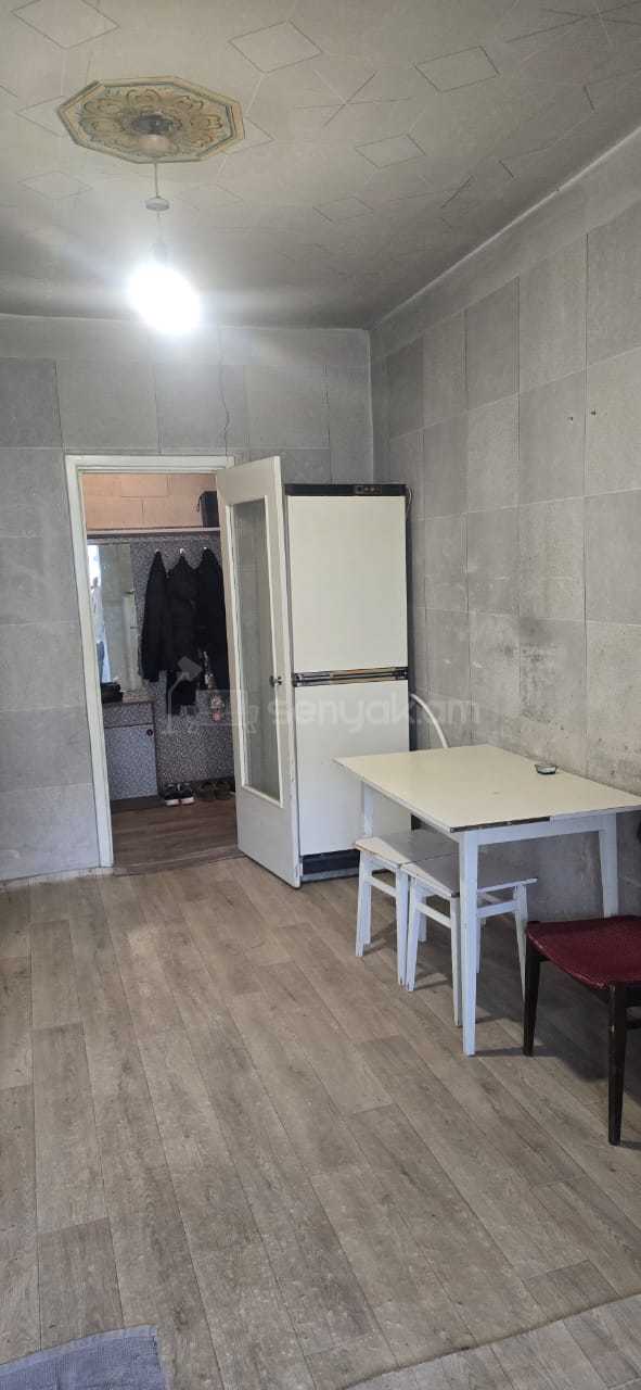 3 Սենյականոց Բնակարան Քարե Շենքում, 85քմ, 3/5 հարկ, Պետական Վիճակում