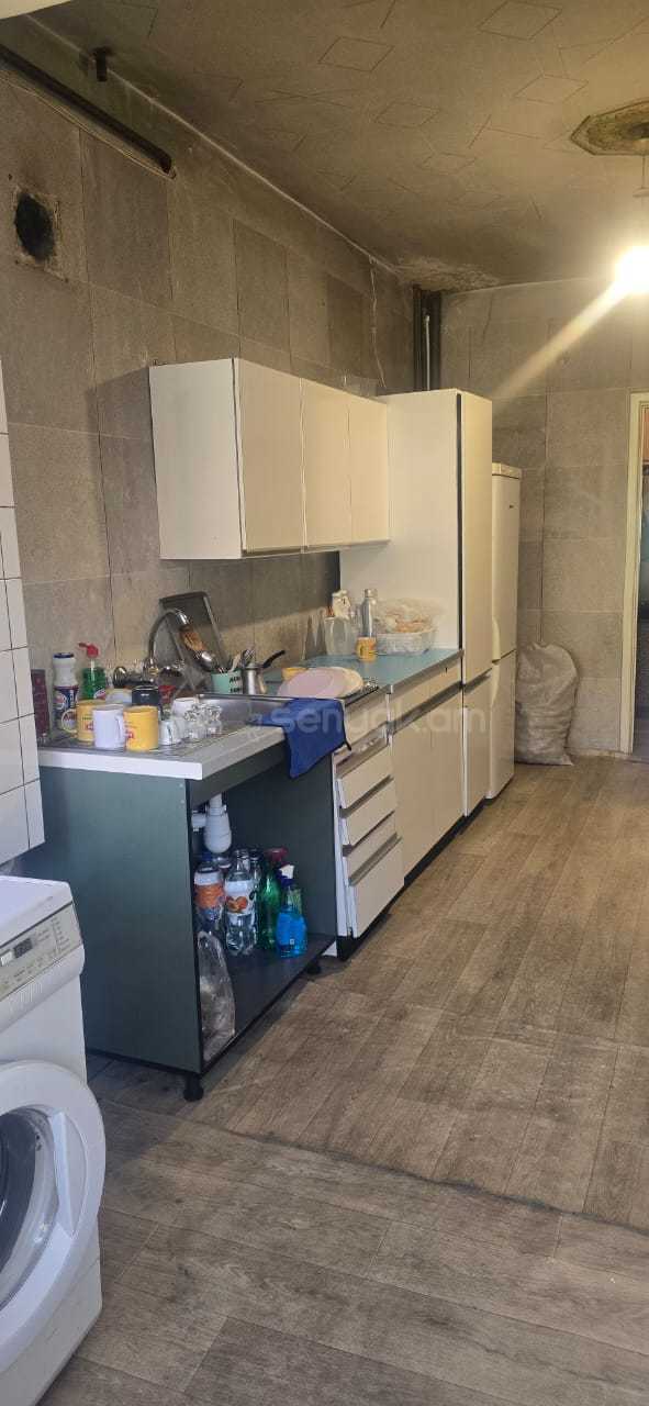 3 Սենյականոց Բնակարան Քարե Շենքում, 85քմ, 3/5 հարկ, Պետական Վիճակում