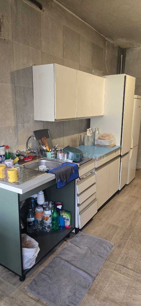 3 Սենյականոց Բնակարան Քարե Շենքում, 85քմ, 3/5 հարկ, Պետական Վիճակում