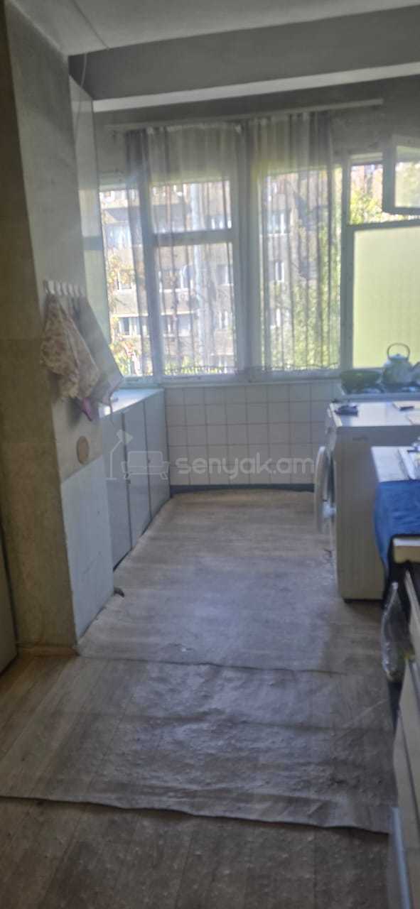 3 Սենյականոց Բնակարան Քարե Շենքում, 85քմ, 3/5 հարկ, Պետական Վիճակում