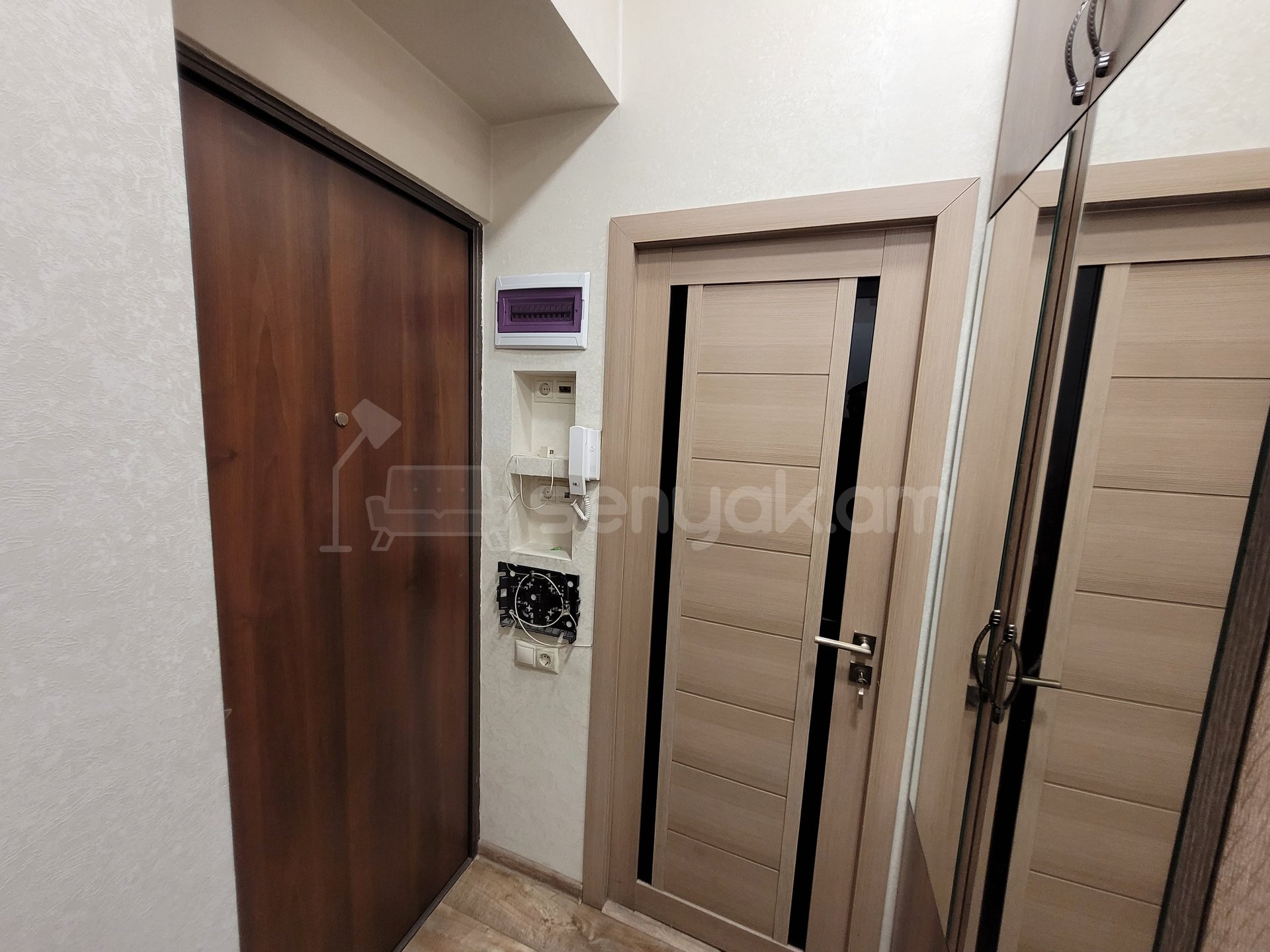 2 Սենյականոց Բնակարան Քարե Շենքում, 50քմ, 3/5 հարկ, Դիզայներական Վերանորոգված, Կահավորված