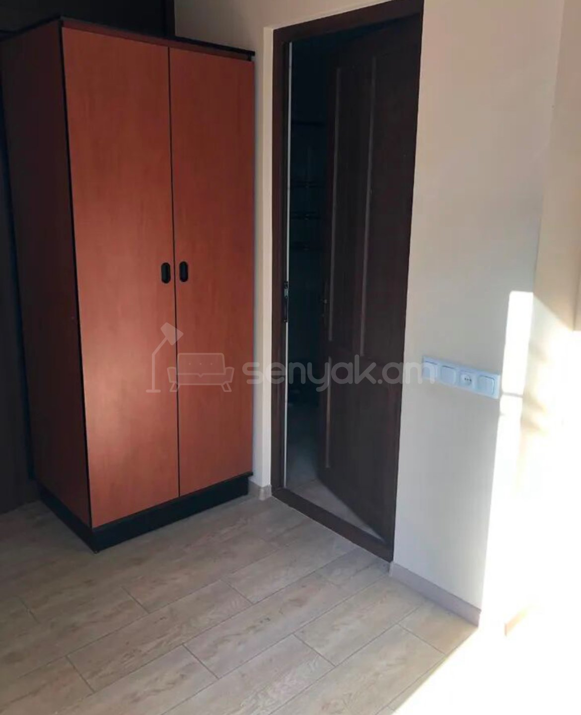 2 Սենյականոց Բնակարան Քարե Շենքում, 77քմ, 3/3 հարկ, Նորմալ Վիճակում, Կահավորված, Արևկող