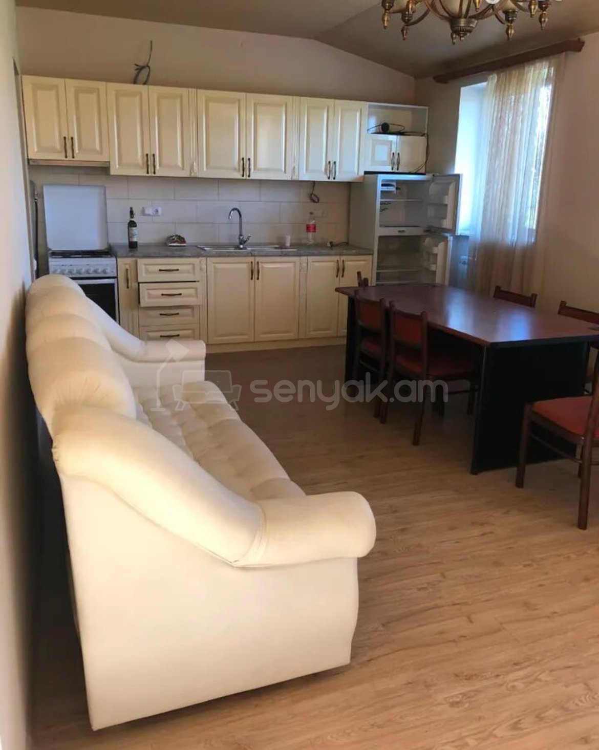 2 Սենյականոց Բնակարան Քարե Շենքում, 77քմ, 3/3 հարկ, Նորմալ Վիճակում, Կահավորված, Արևկող