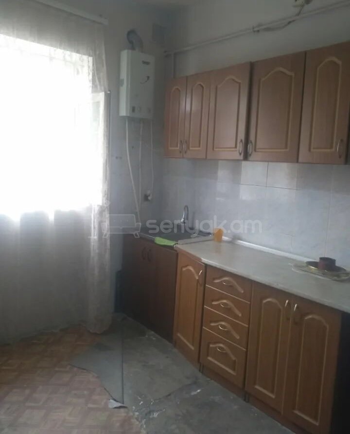 1 Սենյականոց Բնակարան Քարե Շենքում, 75քմ, 1/2 հարկ, Պետական Վիճակում