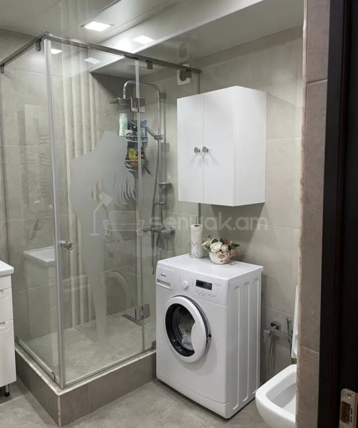 3 Սենյականոց Բնակարան Քարե Շենքում, 92քմ, 5/9 հարկ, Դիզայներական Վերանորոգված