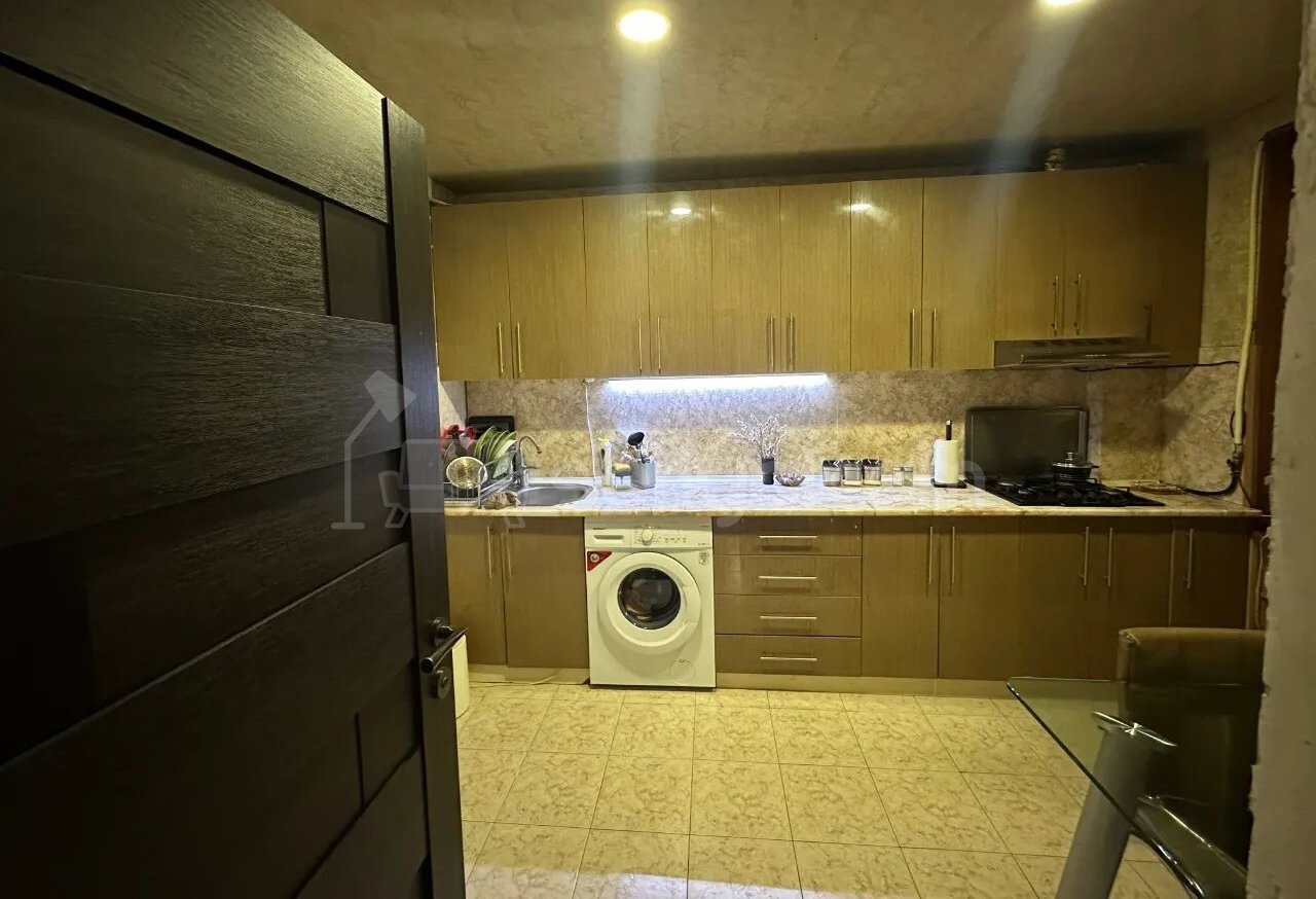 3 Սենյականոց Բնակարան Քարե Շենքում, 75քմ, 1/4 հարկ, Կապիտալ Վերանորոգված