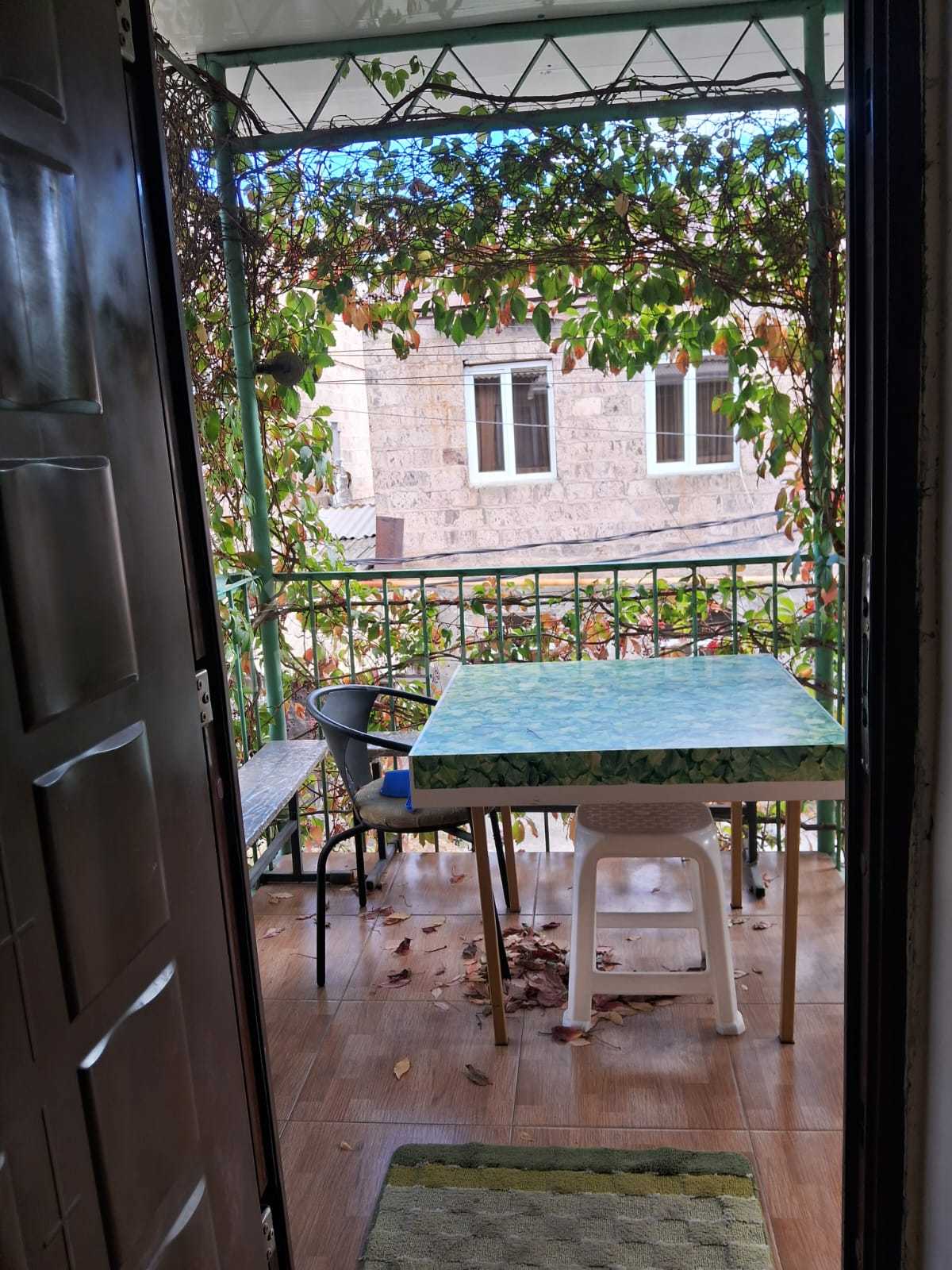 3 Սենյականոց Բնակարան Քարե Շենքում, 60քմ, 2/2 հարկ, Նորմալ Վիճակում, Կահավորված