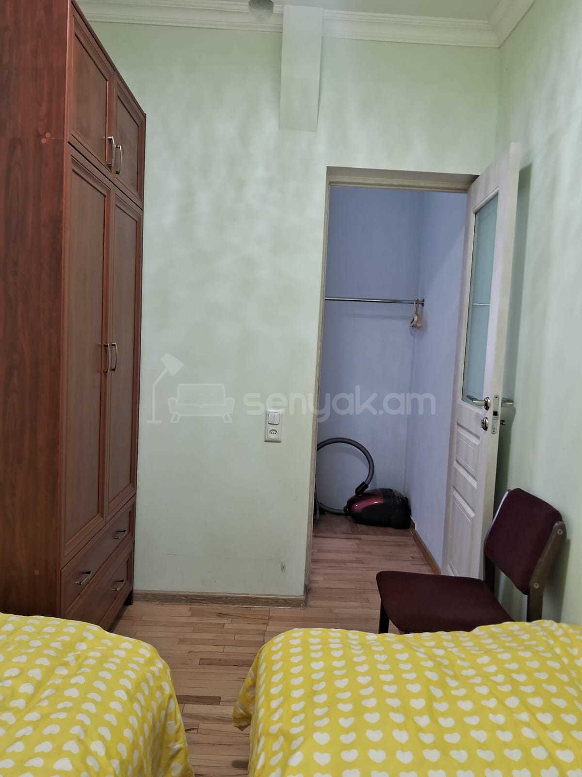 3 Սենյականոց Բնակարան Քարե Շենքում, 60քմ, 2/2 հարկ, Նորմալ Վիճակում, Կահավորված