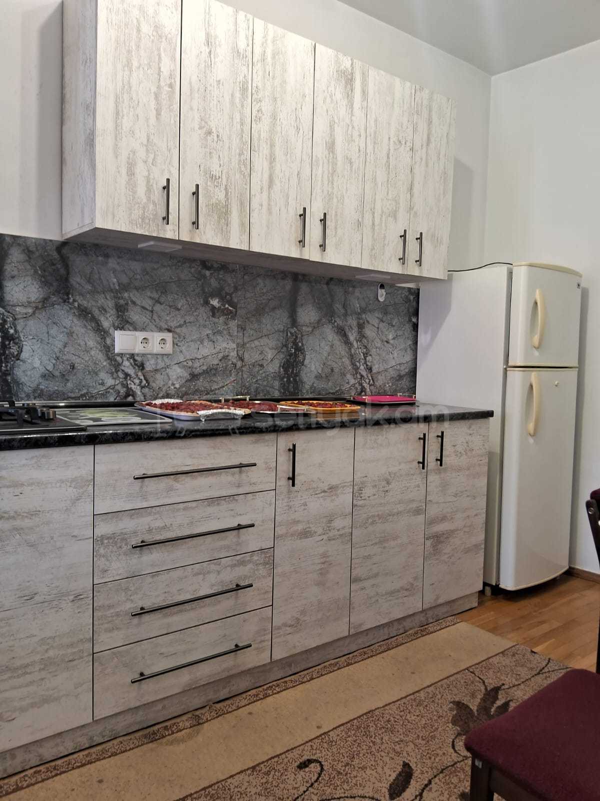 3 Սենյականոց Բնակարան Քարե Շենքում, 60քմ, 2/2 հարկ, Նորմալ Վիճակում, Կահավորված