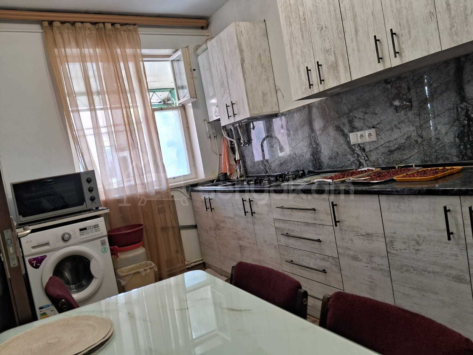 3 Սենյականոց Բնակարան Քարե Շենքում, 60քմ, 2/2 հարկ, Նորմալ Վիճակում, Կահավորված