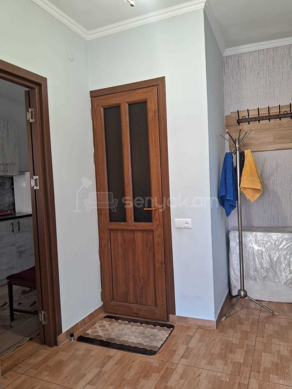 3 Սենյականոց Բնակարան Քարե Շենքում, 60քմ, 2/2 հարկ, Նորմալ Վիճակում, Կահավորված