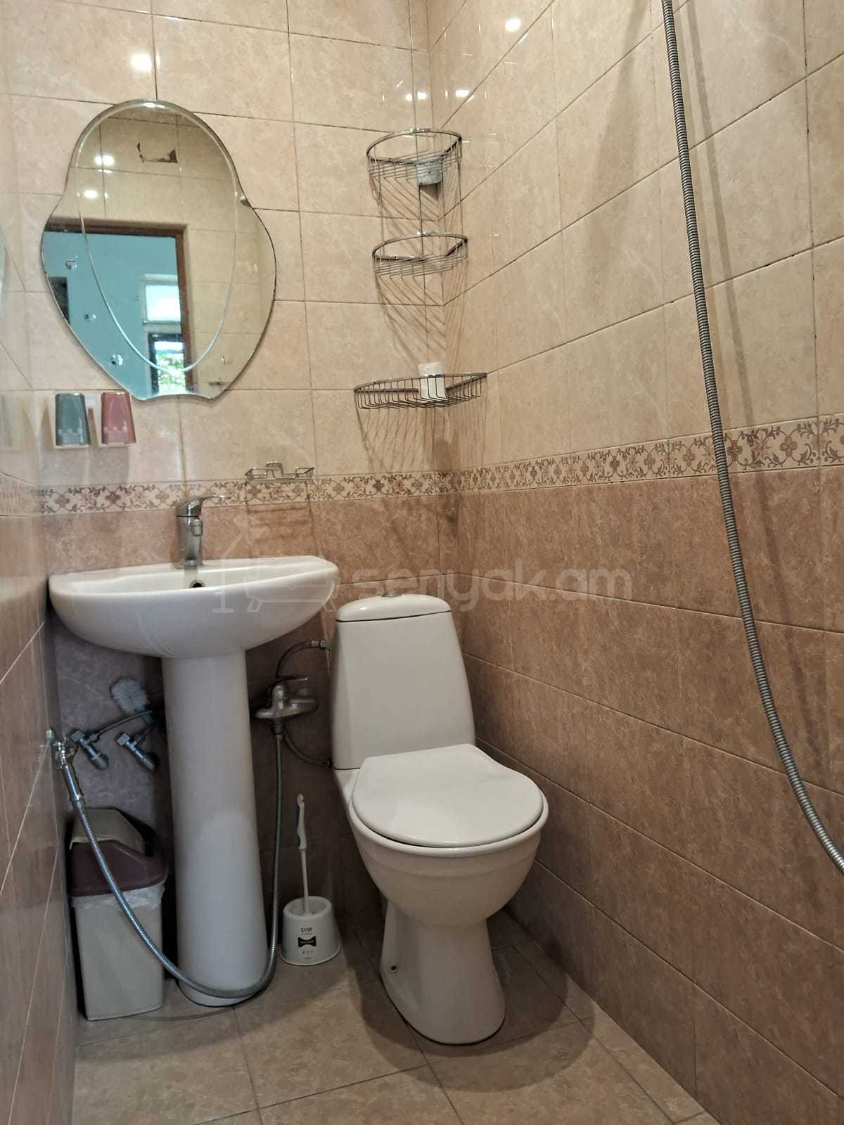 3 Սենյականոց Բնակարան Քարե Շենքում, 60քմ, 2/2 հարկ, Նորմալ Վիճակում, Կահավորված