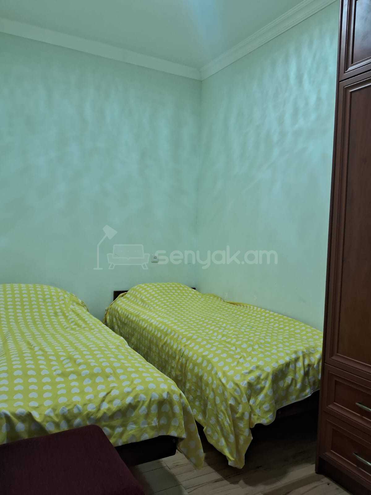 3 Սենյականոց Բնակարան Քարե Շենքում, 60քմ, 2/2 հարկ, Նորմալ Վիճակում, Կահավորված