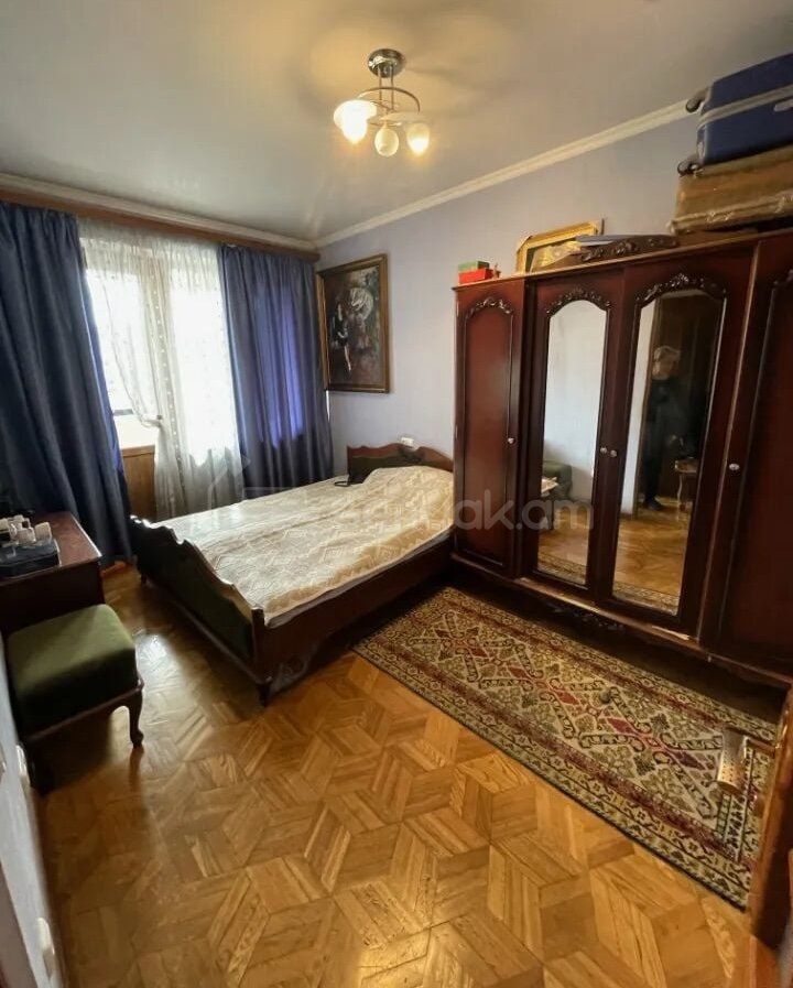 4 Սենյականոց Բնակարան Քարե Շենքում, 105քմ, 4/5 հարկ, Կապիտալ Վերանորոգված