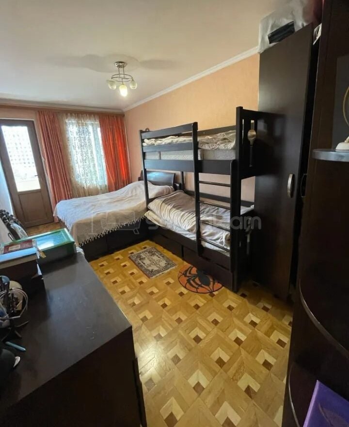 4 Սենյականոց Բնակարան Քարե Շենքում, 105քմ, 4/5 հարկ, Կապիտալ Վերանորոգված