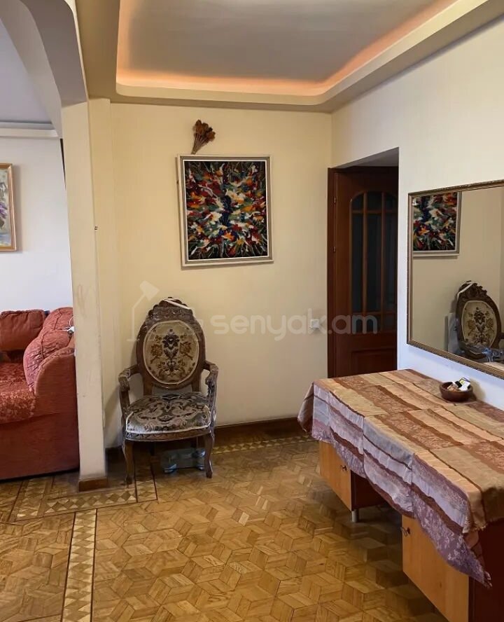 4 Սենյականոց Բնակարան Քարե Շենքում, 105քմ, 4/5 հարկ, Կապիտալ Վերանորոգված