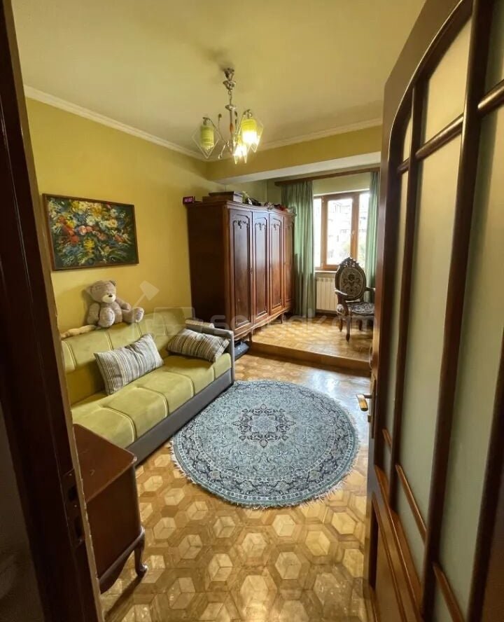 4 Սենյականոց Բնակարան Քարե Շենքում, 105քմ, 4/5 հարկ, Կապիտալ Վերանորոգված