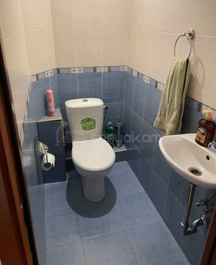 4 Սենյականոց Բնակարան Քարե Շենքում, 105քմ, 4/5 հարկ, Կապիտալ Վերանորոգված