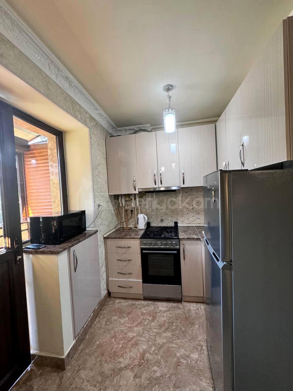 2 Սենյականոց Բնակարան Քարե Շենքում, 45քմ, 3/5 հարկ, Դիզայներական Վերանորոգված, Կահավորված