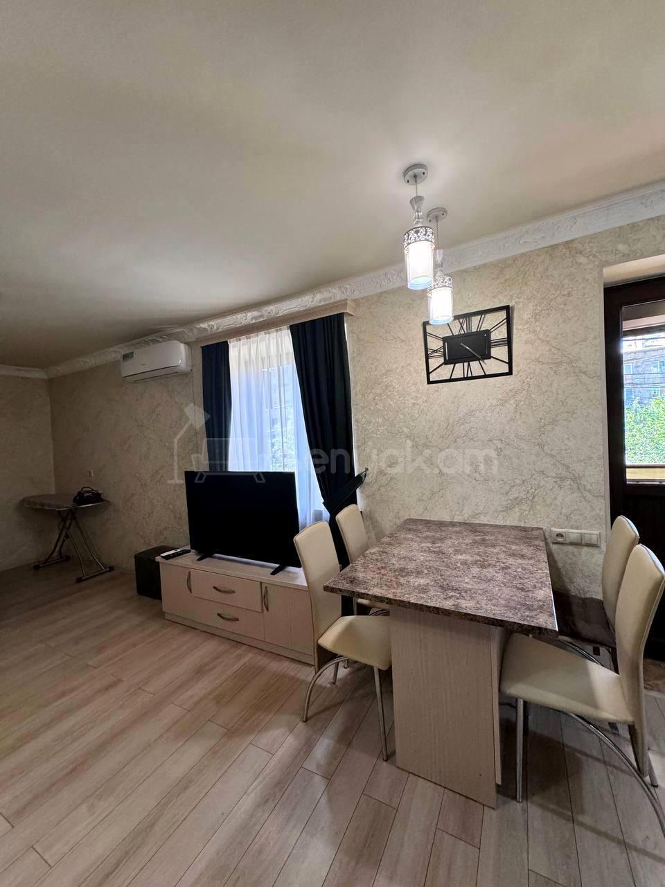 2 Սենյականոց Բնակարան Քարե Շենքում, 45քմ, 3/5 հարկ, Դիզայներական Վերանորոգված, Կահավորված