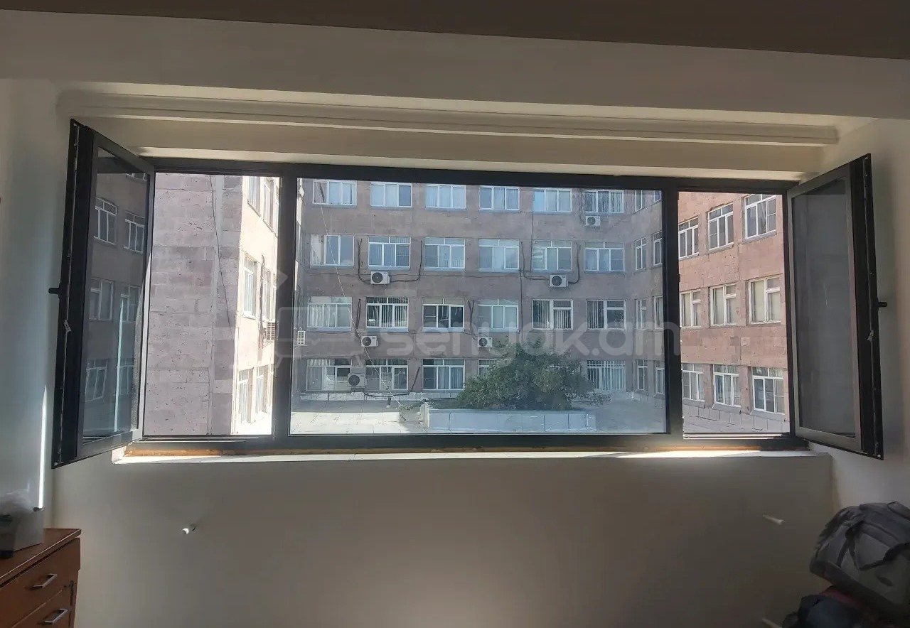 3 Սենյականոց Բնակարան Քարե Շենքում, 63քմ, 4/5 հարկ, Նորմալ Վիճակում