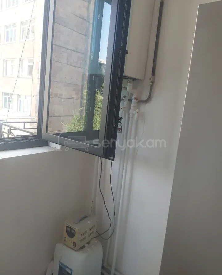 3 Սենյականոց Բնակարան Քարե Շենքում, 63քմ, 4/5 հարկ, Նորմալ Վիճակում