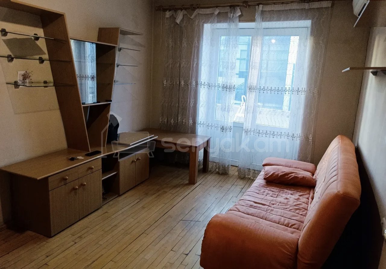 1 Սենյականոց Բնակարան Քարե Շենքում, 40քմ, 3/5 հարկ, Նորմալ Վիճակում, Կահավորված